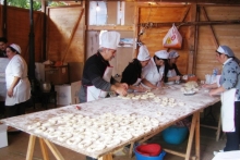 le-donne-mentre-preparano-le-grispelle