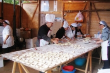 le-donne-mentre-preparano-le-grispelle